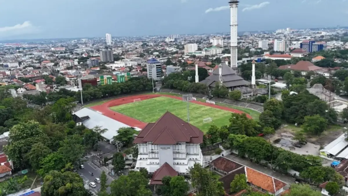 EKSOTIK: Suasana kawasan Stadion Sriwedari yang jadi venue pertandingan Championship 2025/2026. (TIM MEDIA KENDAL TORNADO FC)