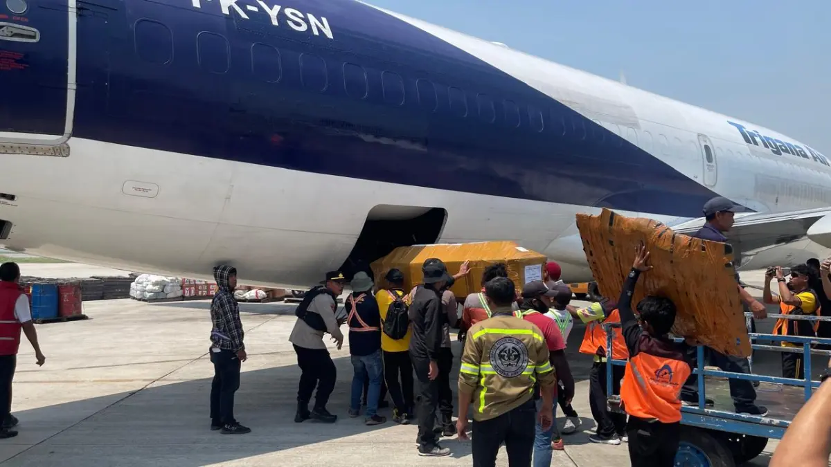 Jenazah Korban Penembakan Alprida Rapi saat dinaikan ke pesawat caro Trigana Air Servis PK-YSN dari Bandara Wamena Ke Jayapura dan akan dilanjutkan ke Makasar. Jumat (11/9/2026) &nbsp;(CEPOSONLINE.COM/DENI)