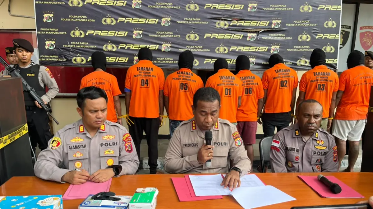 Kapolresta Jayapura Polresta Kombes Pol Fredrickus W. A. Maclarimboen bersama Kasatreskrim AKP Alamsyah Ali dan Kapolsek Jayapura Utara AKP Yulianus Giay saat rilis kasus tindak pidana pencurian di Polresta, Jumat (11/9/2026) (CEPOSONLINE.COM/KAREL)
