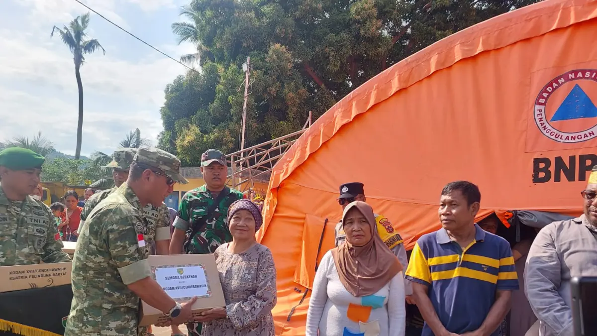 Kasdam XVII/Cenderawasih Brigjen TNI Haryantana, S.H., didampingi sejumlah pejabat utama (PJU) Kodam XVII/Cenderawasih, serahkan bantuan dan pimpin bersih puing puing sisah kebakaran di Kelurahan Mandala, Jumat (11/9/2026) (CEPOSONLINE.COM/Karel)