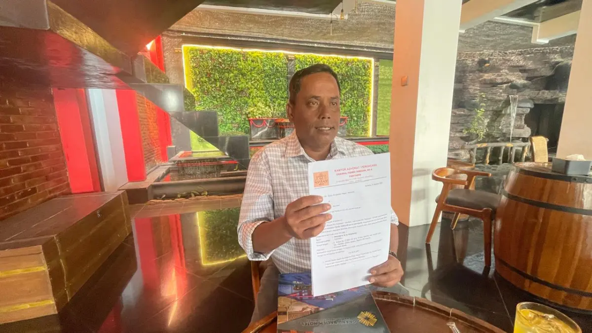 Kuasa Hukum PT Putra Baliem Mandiri Chairul Fahru Siregar, menunjukan pemberitahuan jadwal sidang mediasi dari PN Wamena. Jumat (11/9/2026). (CEPOSONLINE.COM/ Deni)