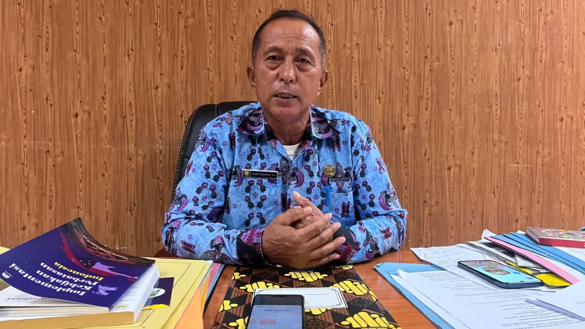 Pelaksana Tugas (Plt) Sekretaris Daerah (Sekda) Kabupaten Keerom, Linus Pasarang saat memberikan keterangan kepada Cenderawasih Pos di ruang kerjanya, Kamis (10/9). (CEPOSONLINE.COM/ERIANTO)