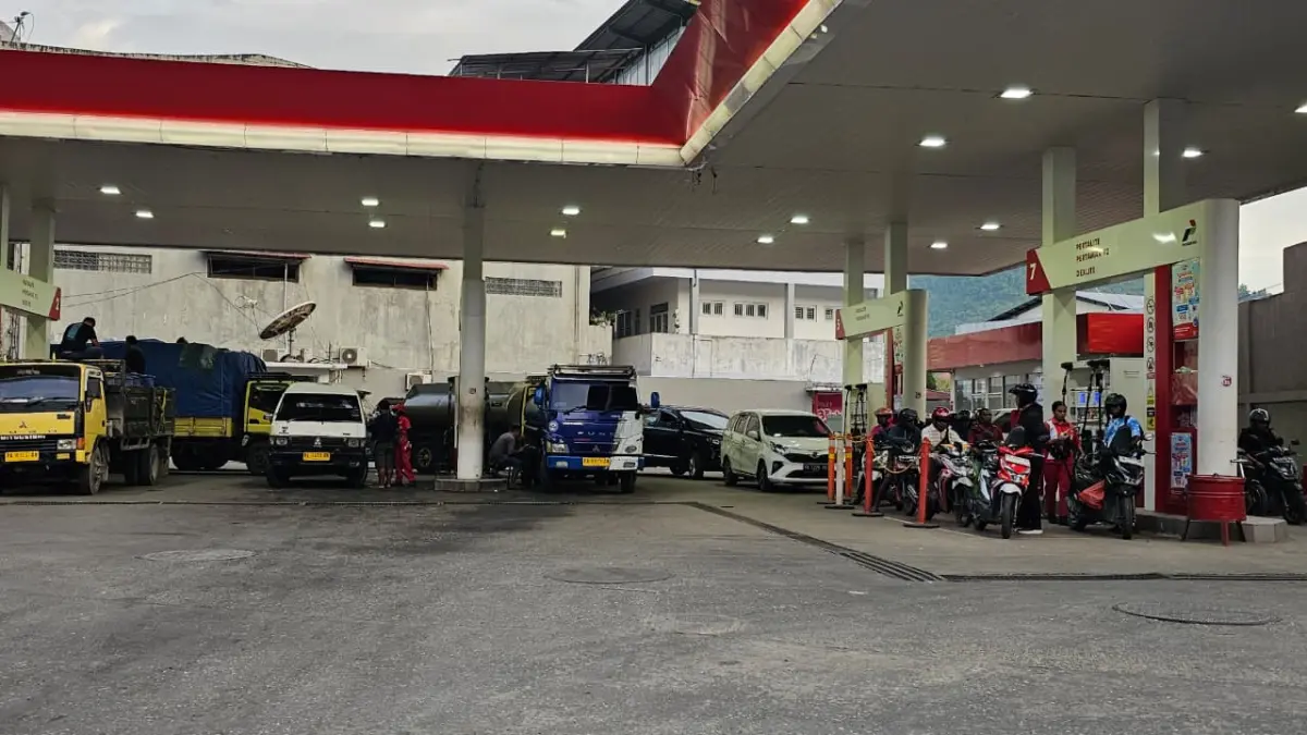 Proses pengisian BBM di salah satu &nbsp;SPBU di Kota Jayapura Jumat (11/9/2026).
(CEPOSONLINE.COM/PERTAMINA)