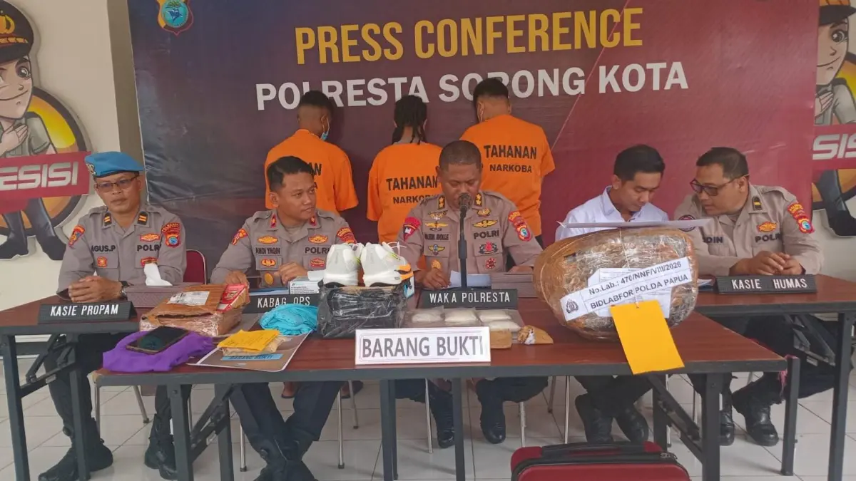 Wakapolresta Sorong Kota AKBP Gleen Mole pimpin konferensi pers pengungkapan kasus narkoba.