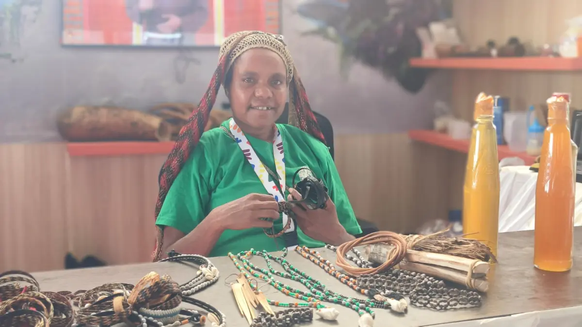 cap: Seorang mama dari Sekolah Adat Papua Pegunungan datang ke PAPEDA Summit bersama sejumlah kelompok masyarakat dari Wamena produk noken, anyaman dan madu Wamena untuk diampilkan.  ( Fauzia/Ceposonlone.com)