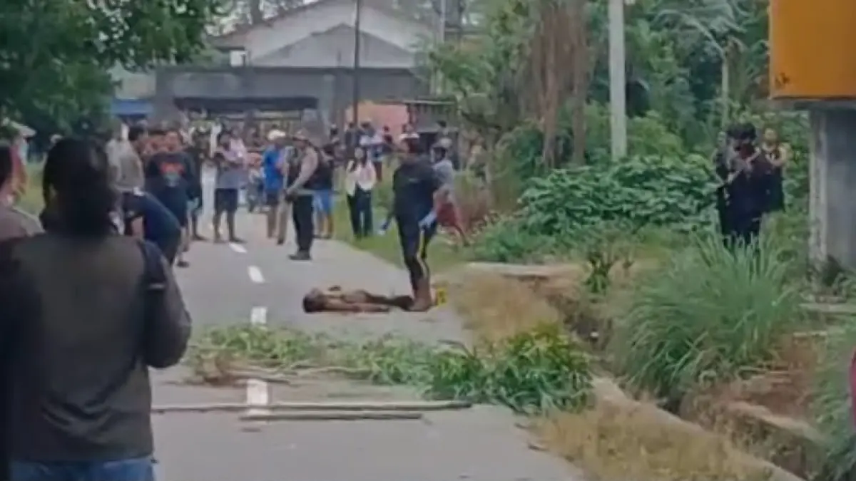 Jenazah korban saat ditemukan tergeletak di tengah jalan. (Foto: CEPOSONLINE.COM/POLRES MIMIKA).