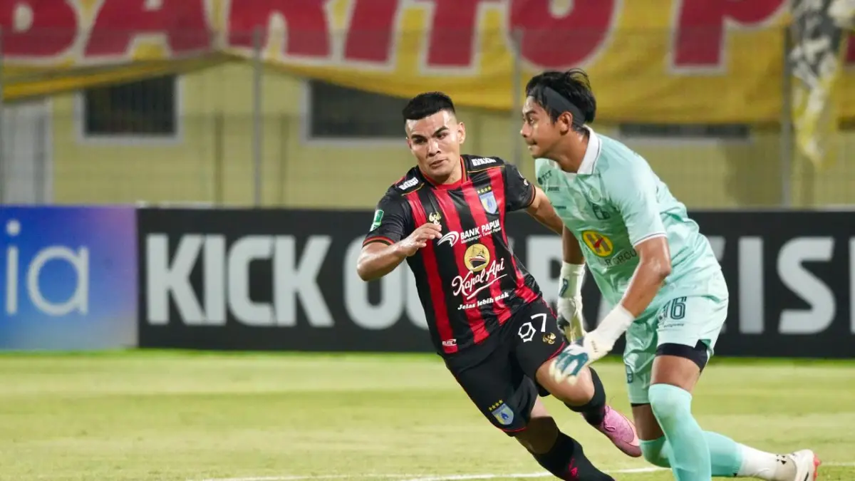 Pemain Persipura, Alexsandro Ferreira saat dikawal pemain Barito Putera dalam laga perdana Championship 2026/2027 di Stadion 17 Mei Banjarmasin, Sabtu (12/9/2026). (CEPOSONLINE.COM/PERSIPURA).