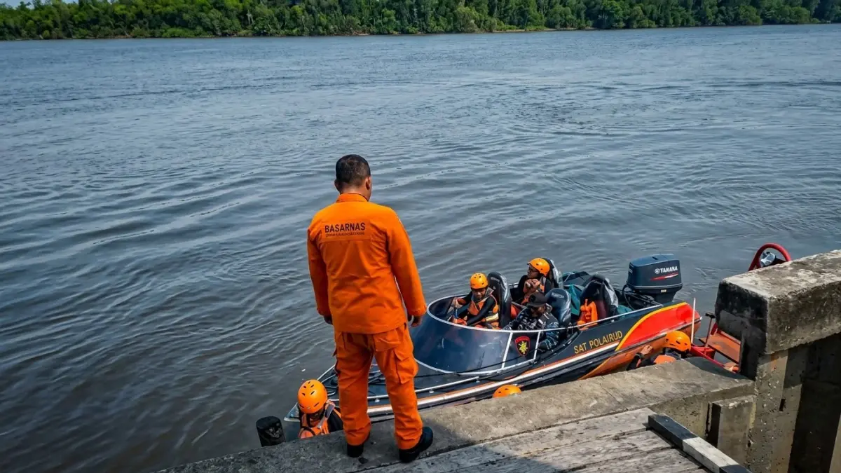 Tim SAR yang kembali ke dermaga usia melakukan pencarian hari terakhir di Perairan Asmat, Papua Selatan. (Foto: CEPOSONLINE.COM/SAR Timika).