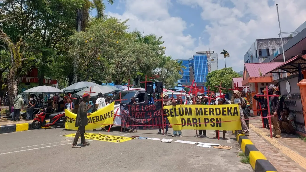 Aliansi Mahasiswa Pemuda dan Masyarakat Adat Papua menggelar aksi unjuk rasa di depan Gedung DPR Papua, Senin (14/9/2026).(CEPOSONLINE.COM/KAREL).