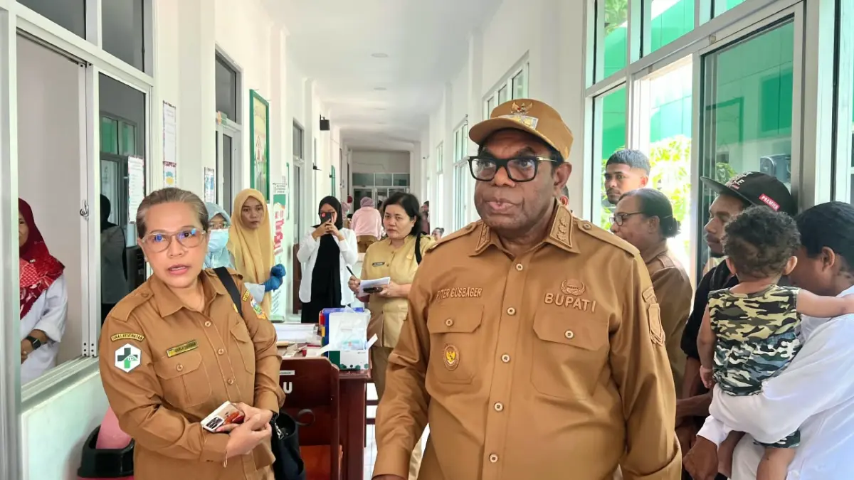 Bupati Keerom, Piter Gusbager didampingi Pelaksana Tugas (Plt) Kepala Dinas Kesehatan Keerom, dr. Carla Deksiana Susan saat meninjau Puskesmas Arso, Senin (14/9/2026). (CEPOSONLINE.COM/ERIANTO).