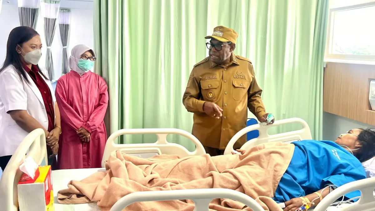 Bupati Keerom, Piter Gusbager saat meninjau pasien di RSUD Kwaingga yang baru, Senin (14/9/2026). (CEPOSONLINE.COM/ERIANTO).