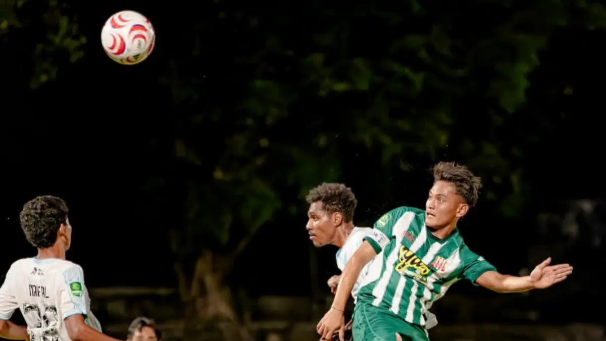 Duel pemain Deltras FC versus PSBS Biak di Stadion Sriwedari, Surakarta, Minggu (13/9/2026) malam. (CEPOSONLINE.COM/IG DELTRAS)