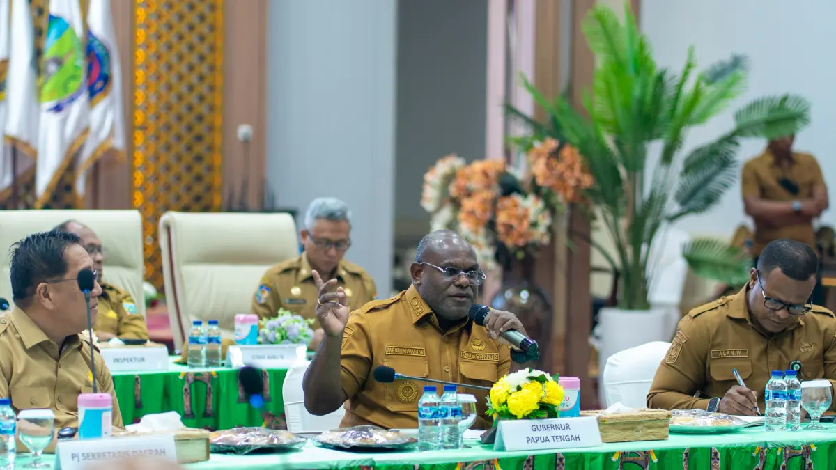 Gubernur Papua Tengah, Meki Nawipa saat berdialog dengan pimpinan gereja di Ballroom kantor Gubernur Papua Tengah, Senin, (14/9/2026). (CEPOSONLINE.COM/HUMAS PEMPROV)