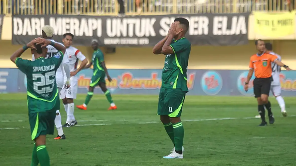 HASIL MINOR: Para pemain PSS Sleman saat menghadapi Madura United, Sabtu (12/9). Dalam laga tersebut PSS kalah dengan skor 1-3 oleh tim tamu Madura United. (Guntur Aga Tirtana/Radar Jogja)