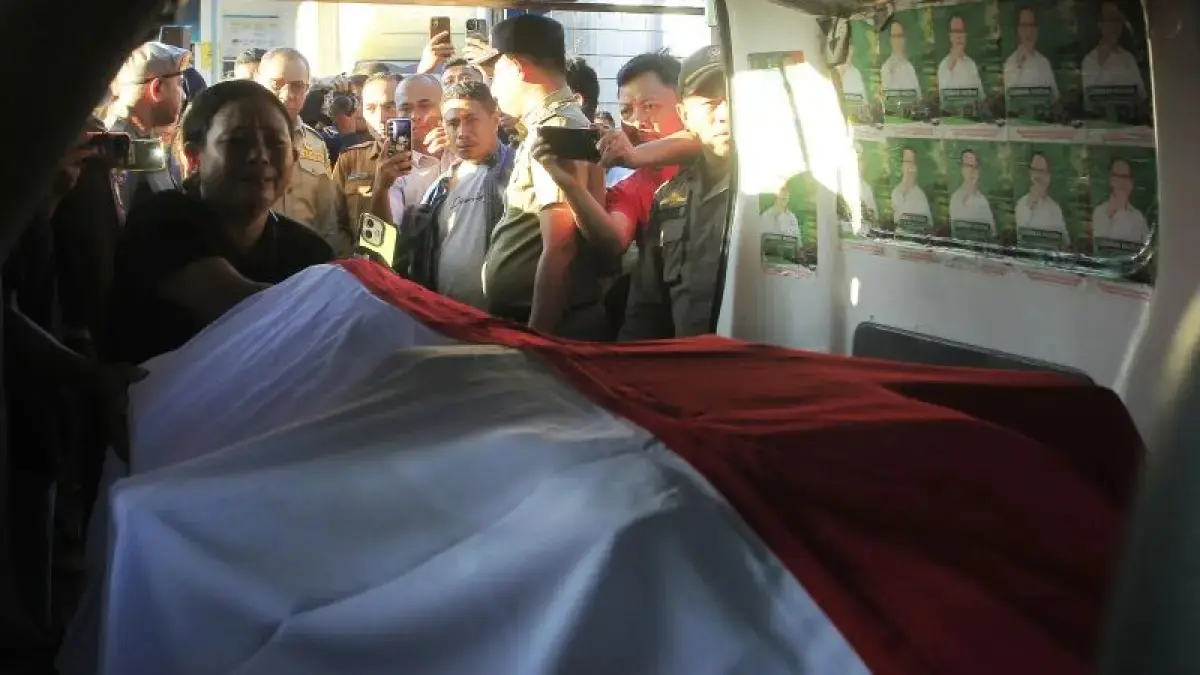 Keluarga menangis histeris saat menyambut kedatangan peti berisi jenazah Wili Mbuik yang tiba di Bandara El Tari Kupang, Provinsi NTT, Jumat (11/9/2026). (ANTARA/Kornelis Kaha)