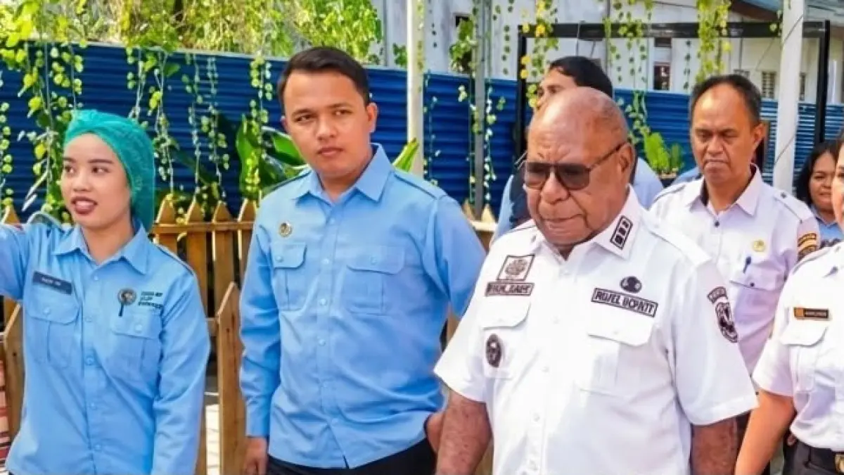Ketua Satgas MBG Mimika, Emanuel Kemong didampingi Kepala BGN Papua Tengah saat meninjau SPPG di Mimika. (CEPOSONLINE.COM/Istimewa).