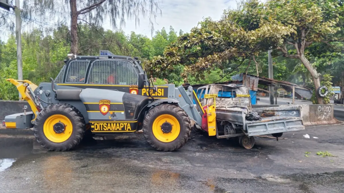 Kondisi mobil pikap &nbsp;yang terbakar di ruas Jalan Ringroad Jayapura, Minggu (30/8) sekitar pukul 04.00 WIT saat dievakuasi petugas.&nbsp;
(Ceposonline.com/Polresta Jayapura Kota)