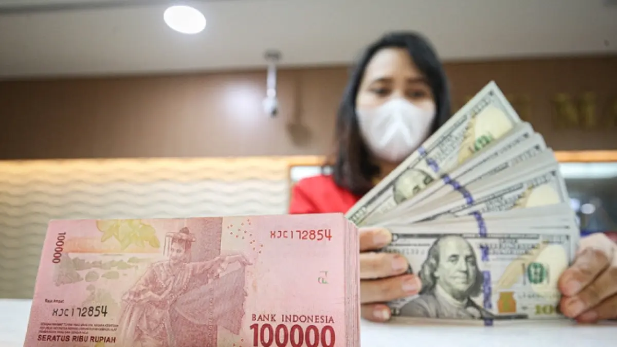 Rupiah Tertekan Harga Minyak Dunia, Potensi Melemah ke Level Rp 17.650 Hari Ini