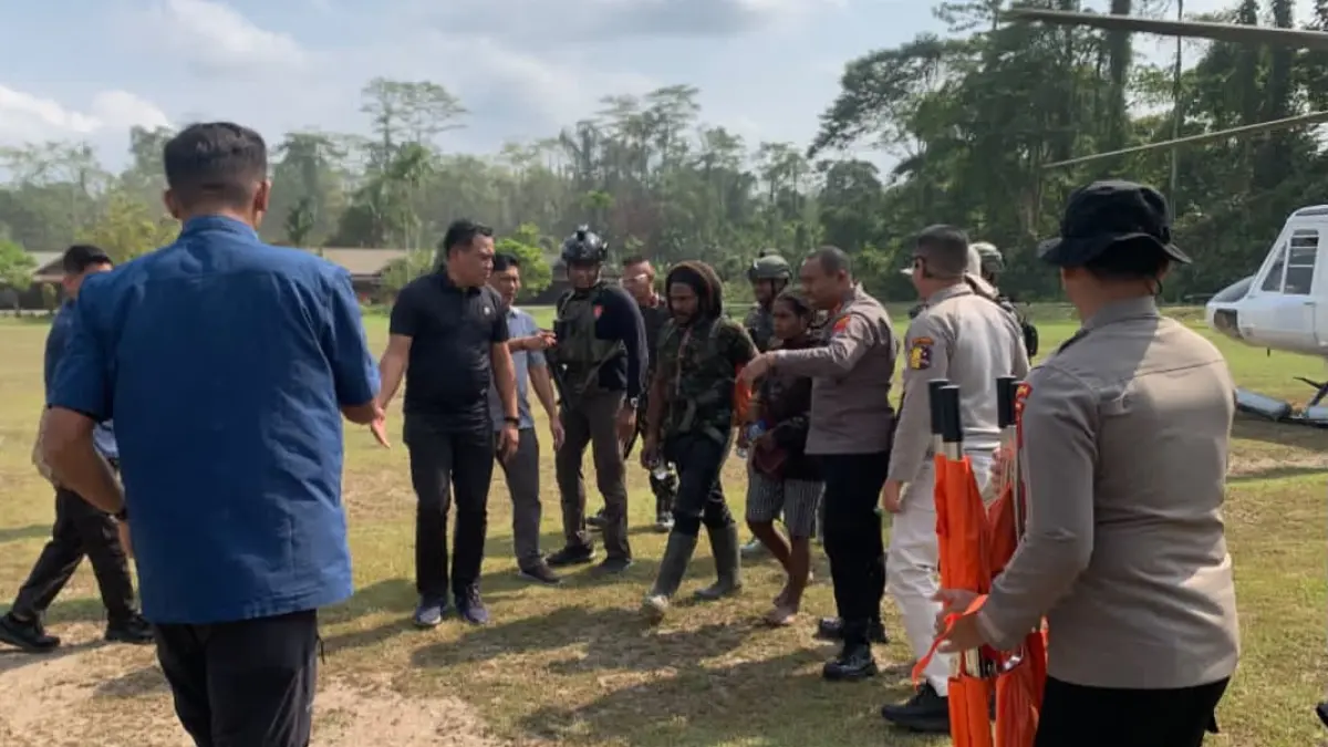 Tim gabungan TNI-Polri dan Satgas Operasi Damai Cartenz mendampingi evakuasi korban penyanderaan KKB dengan Helikopter Polri P-3002 saat tiba di Mako Brimob Batalyon B Pelopor, Timika, Papua Tengah. ( CEPOSONLINE.COM/POLRES MIMIKA).