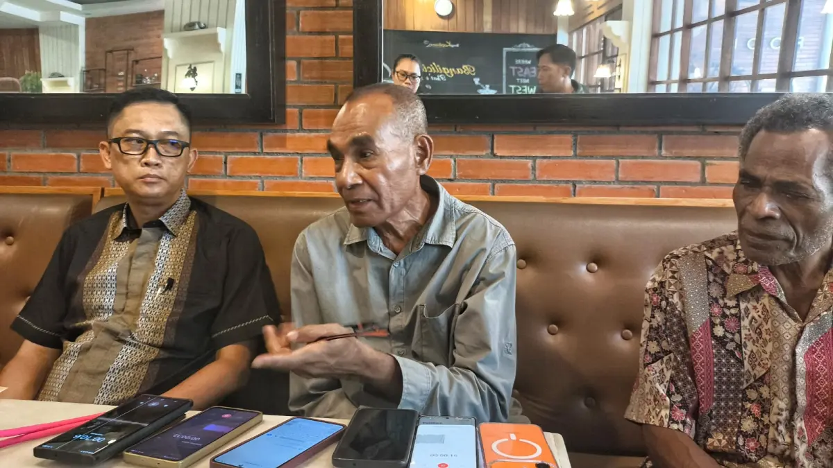 Yohanes Felle (tengah), Septinus Felle (kanan) dan Kodrat Efendi saat memberikan keterangan di Abepura, Sabtu (12/9/2026) (Gamel Cepos)