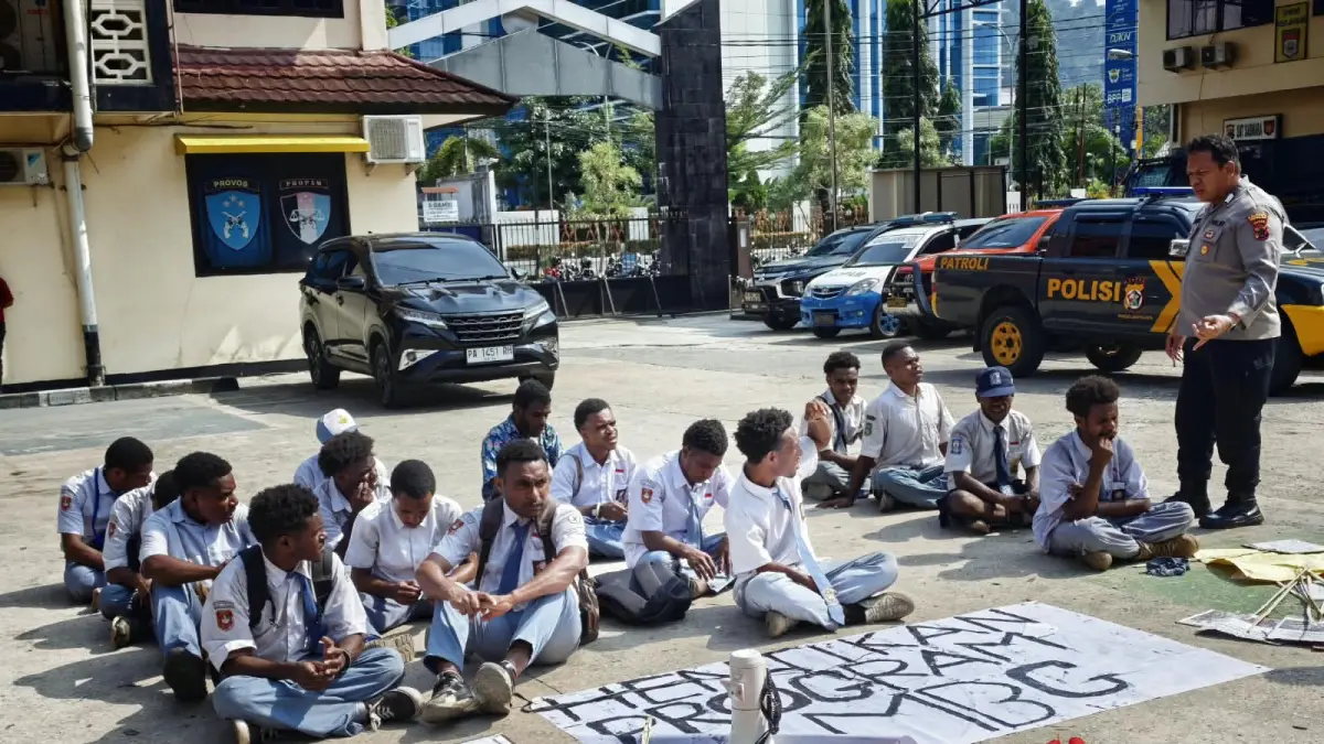 Belasan pelajar saat berada di halaman Mapolresta Jayapura Kota, Selasa (15/9/2026) (Istimewa)