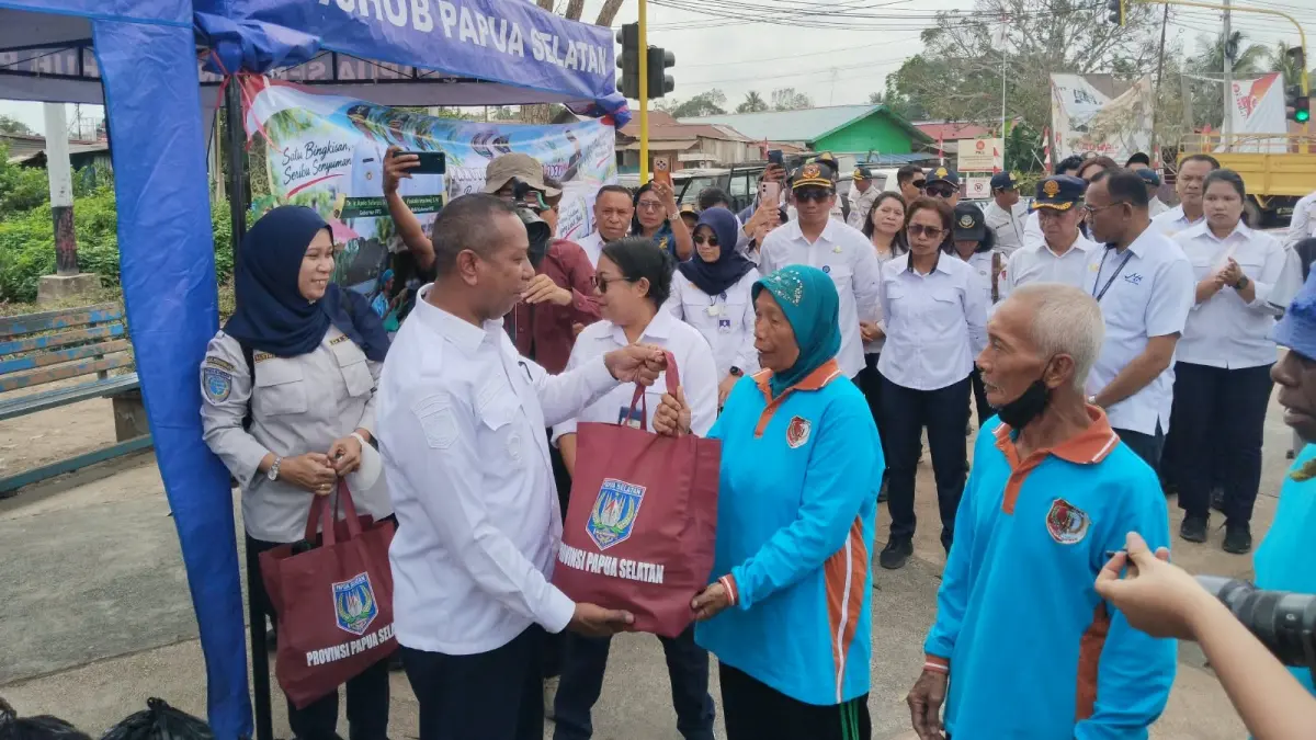 Gubernur Papua Selatan Apolo Safanpo saat menyerahkan bingkisan kasih secara simbolis kepada penyapu jalan di Libra Merauke, Selasa (15/9/2026)&nbsp;

(CEPOSONLINE.COM/SULO)