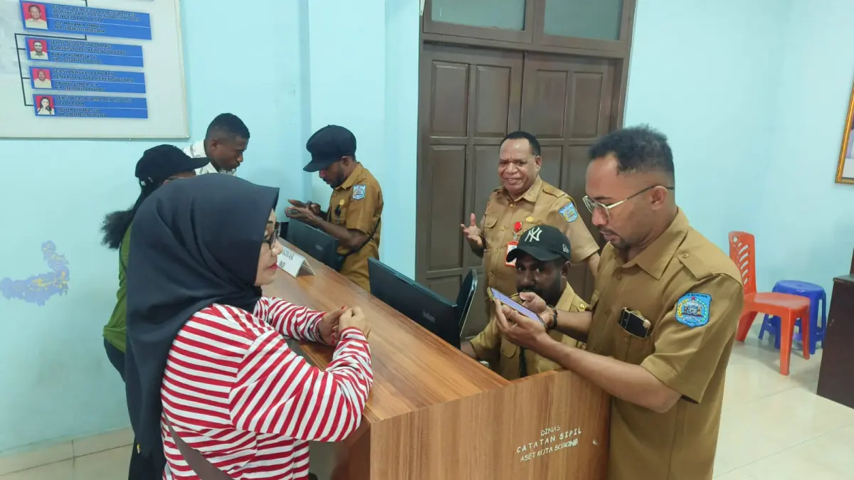 Kepala Dinas Capil Kota Sorong, Onesimus Assem, ketika melakukan pemantauan pelayanan kepada warga.