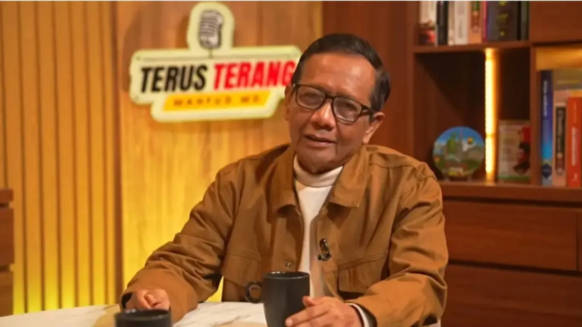 Mahfud MD saat mengomentari pencopotan Purbaya Yudhi Sadewa di Youtube pribadinya. (Youtube Mahfud MD Official)