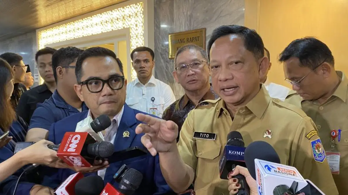 Menteri Dalam Negeri Tito Karnavian (kanan) menjawab pertanyaan wartawan pers di kompleks parlemen, Senayan, Jakarta, Senin (14/9/2026). (CEPOSONLINE.COM/ANTARA/Fath Putra Mulya)