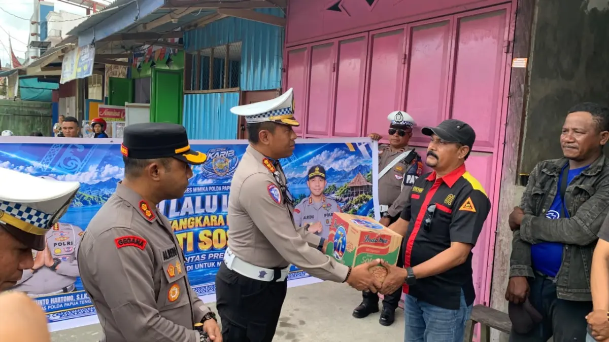 Penyerahan bantuan sembako kepada para tukang ojek di Pangkalan Diana Mall, Selasa (15/9/2026). (Foto: CEPOSONLINE.COM/MOH. WAHYU WELERUBUN).