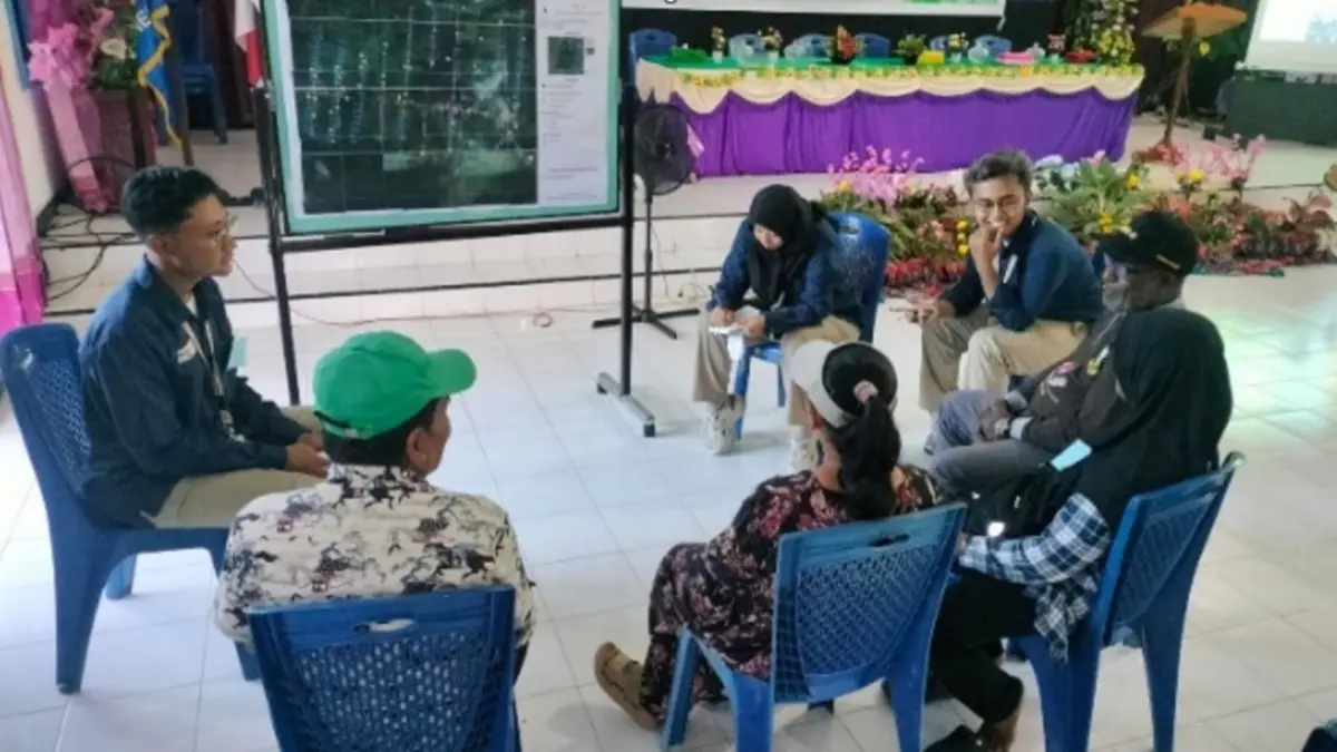 Tim Ekspedisi Patriot (TEP) 9 Undip berdiskusi dengan masyarakat Kampung Woslay, Distrik Senggi.