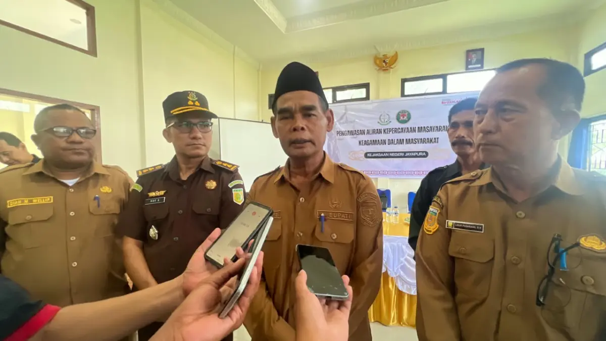 Wakil Bupati Keerom, Daud, dan Kasi Intel Kejari Jayapura, Royal Sitohang saat memberikan keterangan kepada awak media di Aula Kesbangpol Keerom pada Selasa (15/9/2026). (CEPOSONLINE.COM/ERIANTO).