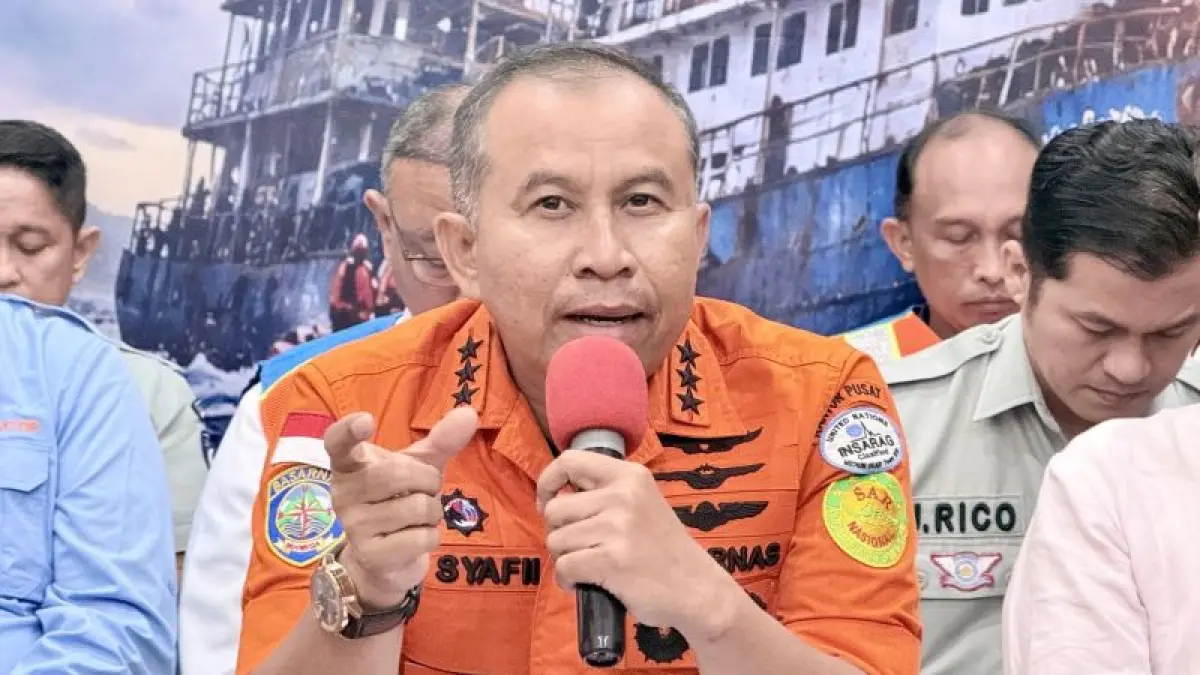 Kepala Basarnas Mohammad Syafii (tengah) memberikan keterangan dalam konferensi pers perkembangan operasi SAR hari ketiga kecelakaan Kapal Virgo Transport 8, di Pelabuhan Trisakti, Banjarmasin, Kalimantan Selatan, Selasa (15/9/2026) malam. ANTARA/Tumpal Andani Aritonang