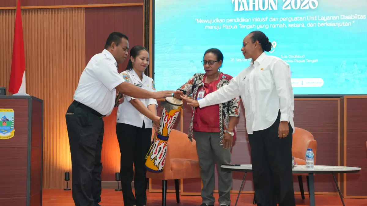 Asisten III Bidang Administrasi Umum Setda Papua Tengah, Victor Fun saat membuka kegiatan Focus Group Discussion (FGD) bertema “Mewujudkan Pendidikan Inklusif dan Penguatan Unit Layanan Disabilitas Menuju Papua Tengah yang Ramah, Setara, dan Berkelanjutan” di aula kantor Dinas Pendidikan Papua Tengah di Nabire, Rabu (16/9/2026). (CEPOSONLINE.COM/HUMAS PEMPROV)