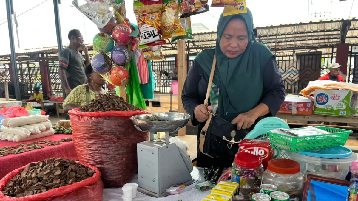 Nampak pedagang jual sirih di Pasar Oyehe Nabire. (CEPOSONLINE.COM/THERESIA F. TEKEGE)