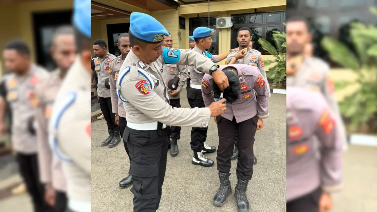 Propam Polres Merauke saat melakukan pemotongan rambut bagi anggota yang melanggar sikap tampang di halaman Kapolres Merauke, Rabu (16/9/2026)&nbsp;

(CEPOSONLINE.COM/SULO)