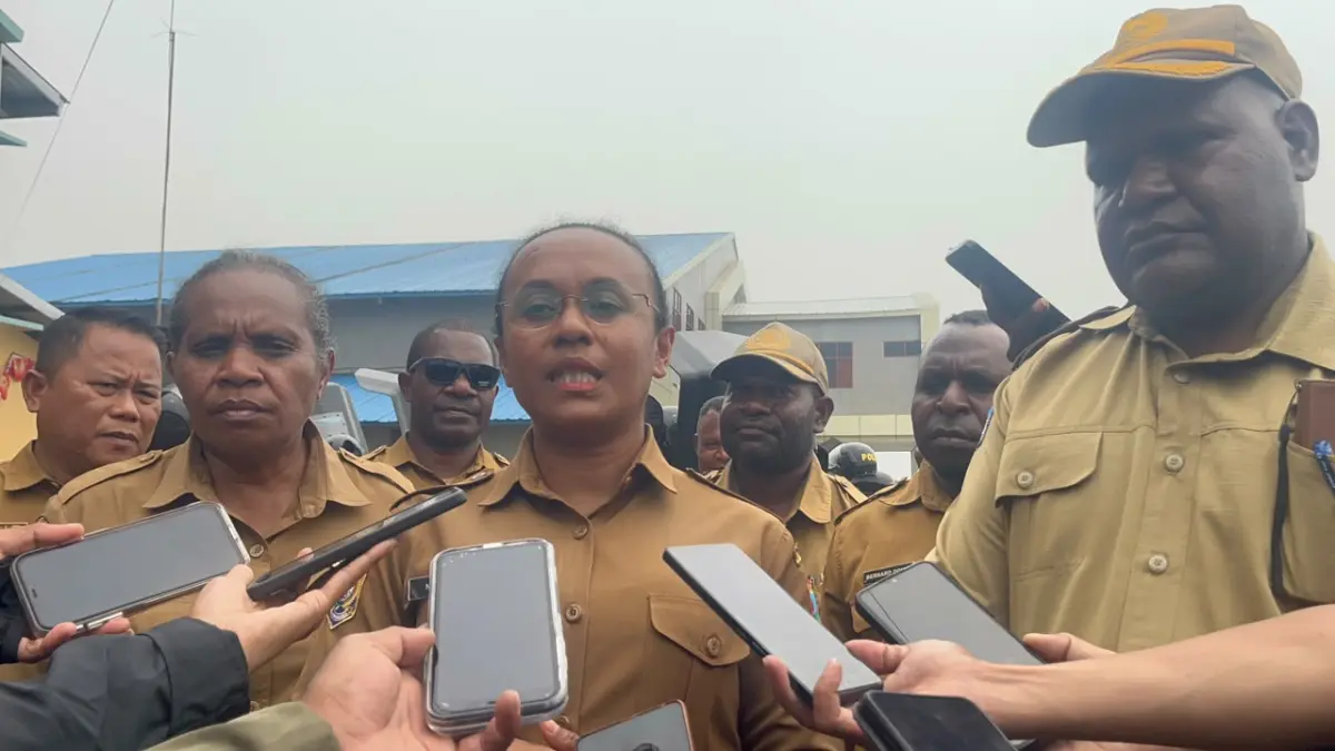 Kepala Dinas Pendidikan dan Kebudayaan Papua Tengah, Nurhaidah (Tengah) didamping Kabid data dan Fasilitasi dinas Pendidikan Papua Tengah, Yulianus Kuayo (Kanan) saat memberikan keterangan kepada media usai menerima aspirasi di halaman kantor Dinas Pendidikan Nabire, Selasa, (15/9/2026). (CEPOSONLINE.COM/THERESIA F. TEKEGE)