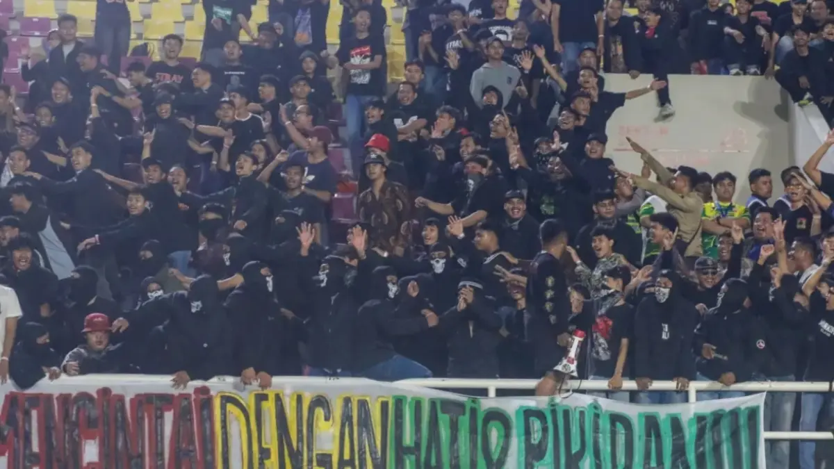 LOYAL: Suporter Ultras 1923 saat mendukung Persis Solo di Super League 2025/2026 di Stadion Manahan. (M. IHSAN/RADAR SOLO)