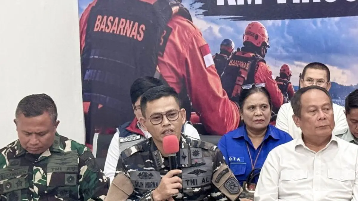 Komandan Pangkalan TNI AL (Danlanal) Banjarmasin Kolonel Laut (P) Galih Nurna Putra (tengah) memberikan keterangan dalam konferensi pers perkembangan operasi SAR hari keempat kecelakaan KM Virgo Transport 8, di Pelabuhan Trisakti, Banjarmasin, Kalimantan Selatan, Rabu (16/9/2026) malam. (CEPOSONLINE.COM/ANTARA/Tumpal Andani Aritonang