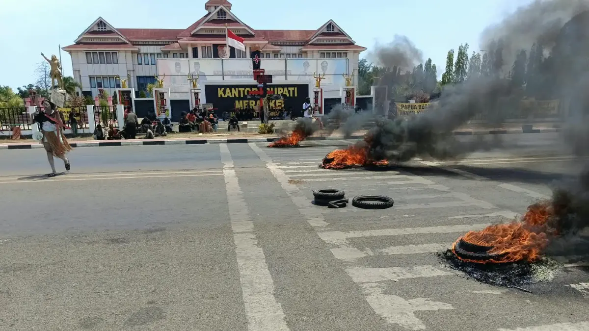 Aksi demo damai yang dilakukan Forum Masyarakat Adat Malind Anim Kondo Digoel (FORMAMA) bersama kelompok Solidaritas Merauke di depan Kantor Bupati Merauke dengan cara membakar ban bekas, Kamis (17/9/2026).(CEPOSONLINE.COM/SULO).