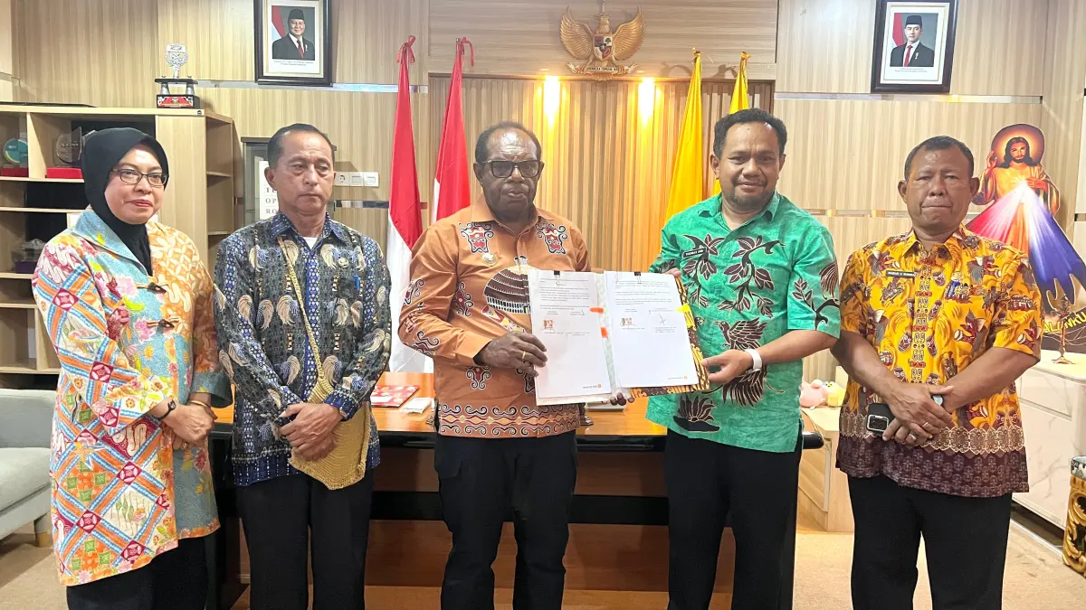 Bupati Keerom, Piter Gusbager dan Kepala Bidang TIK Dinas Kominfo Provinsi Papua, Thomas Sibi usai melakukan penandatanganan NPHD dan BAST di ruang kerja Bupati Keerom, Kamis (17/9/2026). (CEPOSONLINE.COM/ERIANTO).