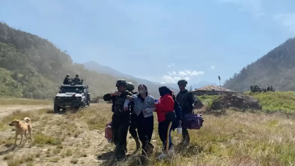Istri mendiang Aris Sanda saat dievakuasi oleh Koops TNI Habema dari Mbua menuju Wamena, Kabupaten Jayawijaya. (CEPOSONLINE.COM/KOOPS TNI HABEMA).