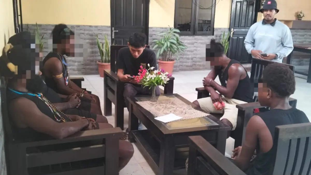 Lima pelaku yang diamankan oleh Polisi dari Polsek Mimika Baru. (CEPOSONLINE.COM/POLSEK MIMIKA BARU).