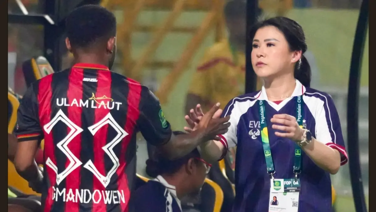 Manajer Persipura, Eveline Sanita Injaya saat mendampingi pemain ketika bermain di Stadion 17 Mei Banjarmasin, Sabtu (12/9/2026). (CEPOSONLINE.COM/ISTIMEWA)