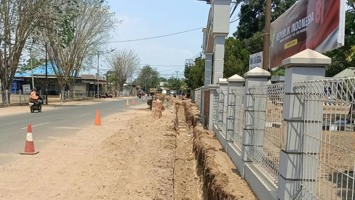 Pembangunan drainase sepanjang 1,9 kilometer dimulai dari depan Mako Lanud JA Dimara hingga menuju saluran pembuangan di tikungan Musamus. (CEPOSONLINE.COM/SULO)