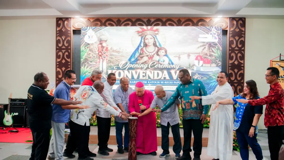 Gubernur Papua Selatan Apolo Safanpo, Uskup Agung Merauke Mgr Petrus Canasius Mandagi, MSC, bupati Merauke Yoseph Bladun Gebze bersama sejumlah pejabat provinsi saat membuka Konvenda VIII Pembaruan Karismatik Katolik (PKK) Se-Regio Papua Tahun 2026, Kamis (17/9/2026)