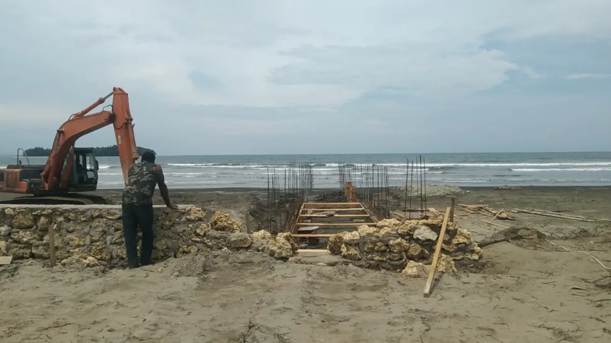 Foto Lokasi pembangunan dermaga nelayan di pantai kampung lembah Neidam distrik Sarmi kabupaten Sarmi.Jumat(18/9/2026)

(CEPOSONLINE.COM/VICKY AMBANI)