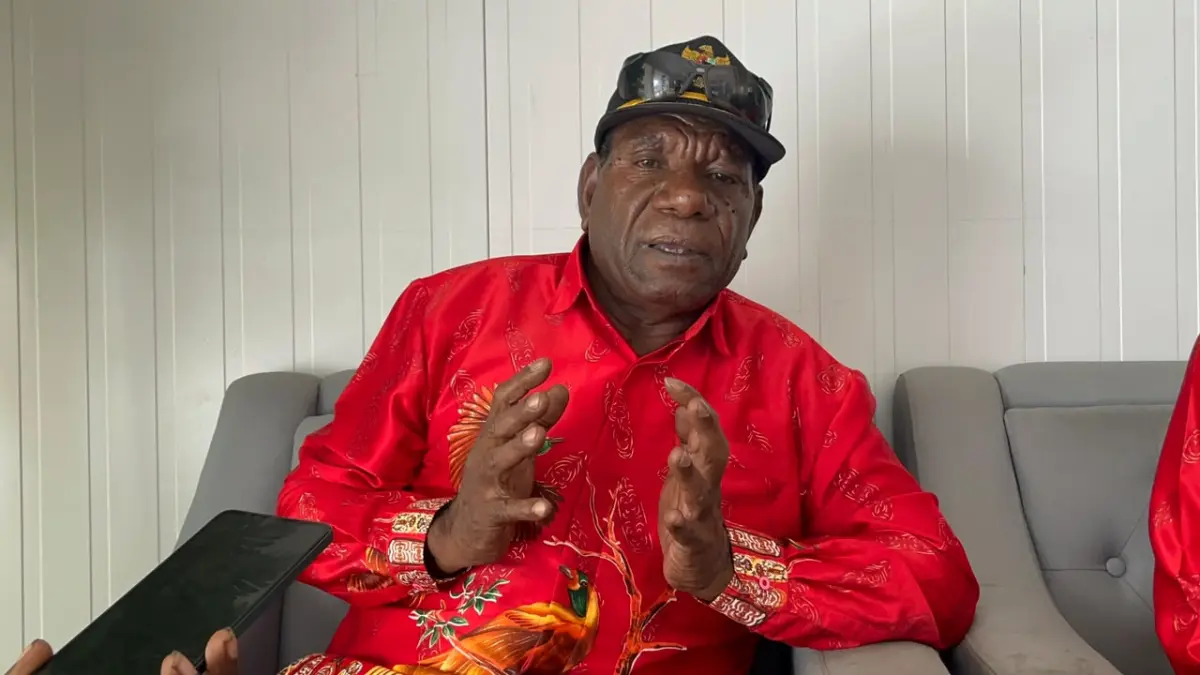 Kepala Suku Kamoro Provinsi Papua Tengah, Yance Yohanis Boyau saat memberikan keterangan. (CEPOSONLINE.COM/THERESIA F. TEKEGE)