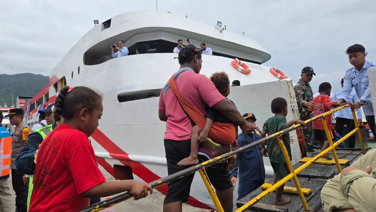 Masyarakat Papua mengikuti program mudik gratis pada Desember 2025. Tahun ini, Pemprov Papua kembali menyiapkan program mudik gratis untuk periode Natal dan Tahun Baru 2027. (CEPOSONLINE.COM/ELFIRA).