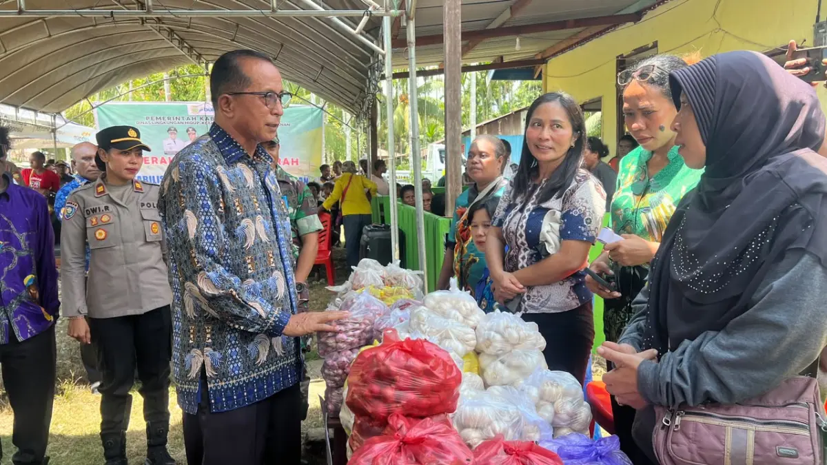 Pelaksana Tugas (Plt) Sekretaris Daerah Keerom, Linus Pasarang saat meninjau pasar murah di Arso Kota, Kamis (17/9/2026). (CEPOSONLINE.COM/ERIANTO).